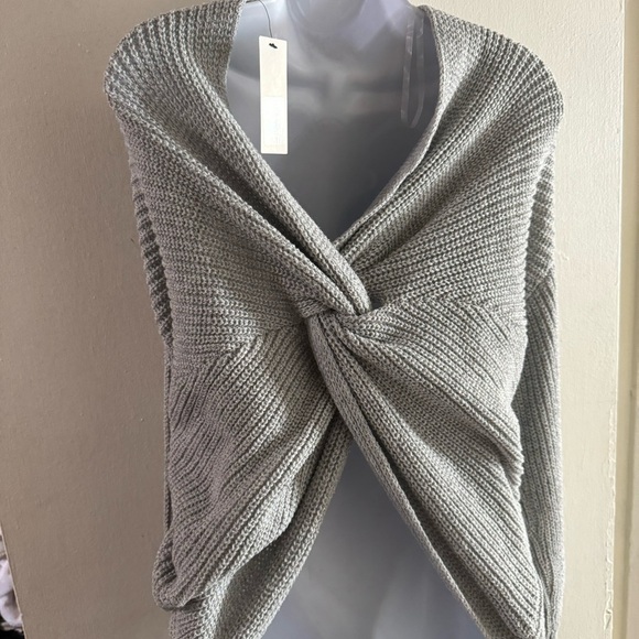 Francesca's Collections Gray V-Neck Sweater - Picture 3 of 4